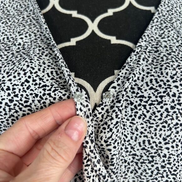 Lush Black & White Animal Print Short Sleeve Vneck Wrap Shirt Lightweight Sz XL - Picture 8 of 13